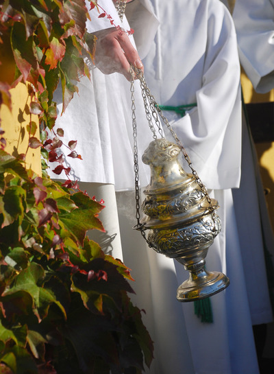 Priester mit Weihrauch